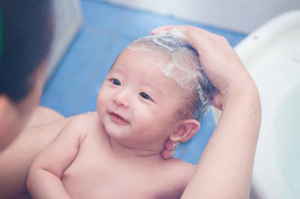 21 Best Baby Shampoos for Dry Scalp: Reviews & Buying Guide